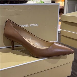 NIB • Michael Kors • Alina Flex Leather Kitten Pump